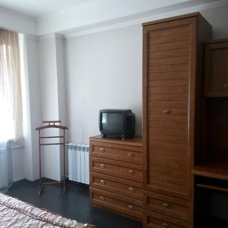 Квартира 2 Комн Рядом И-Т Амосова.Метро Олимпийская 3 Остановки Kiev Luaran gambar